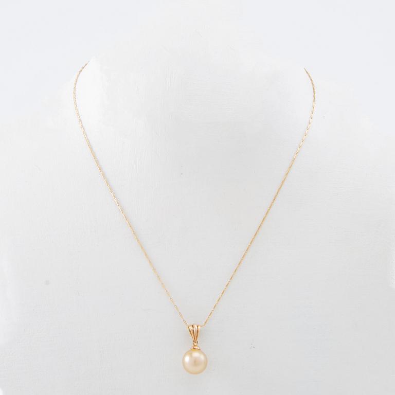 Necklace of 14K and 18K gold with a cultured pearl.