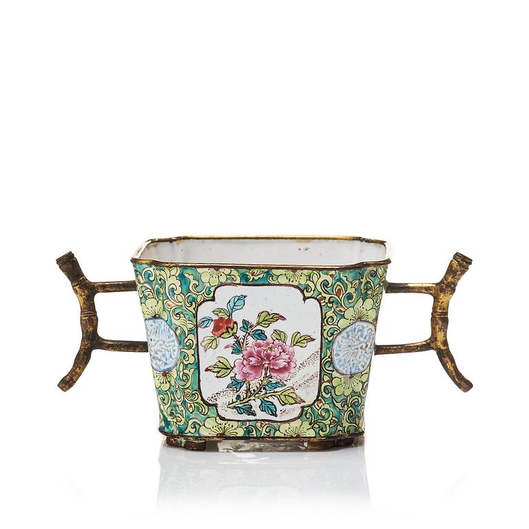 Kopp, emalj på koppar. Qingdynastin, 1700-tal.