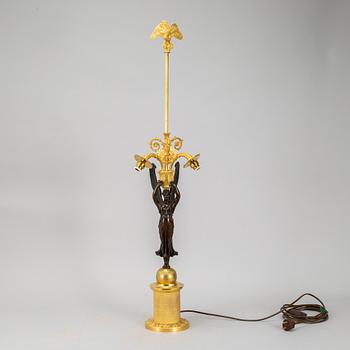 BORDSLAMPA, förgylld och patinerad brons, empirestil, 1800-talets andra hälft.