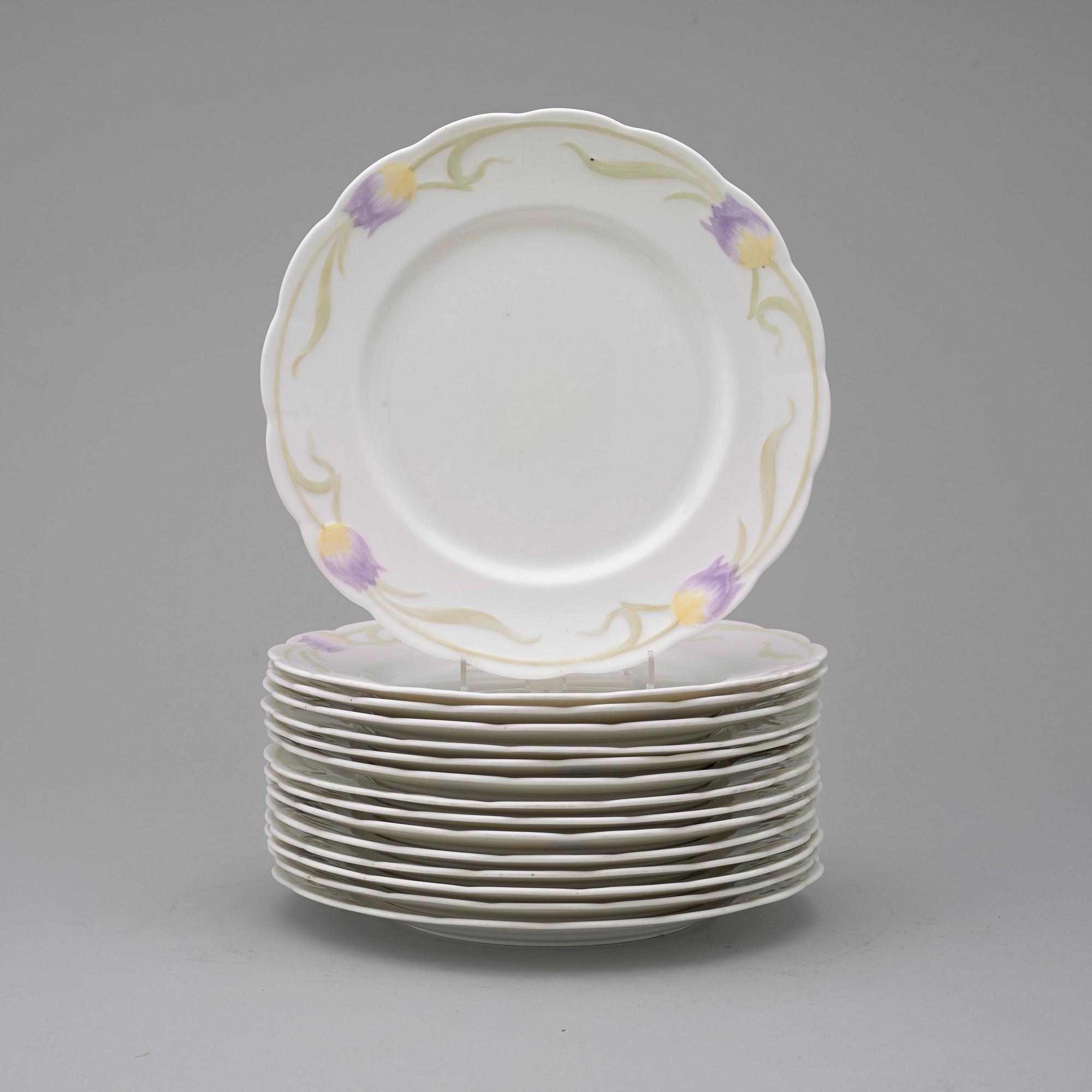 An Alf Wallander Art Nouveau 64 pcs porcelain service, Rörstrand ca 1899-1910.
