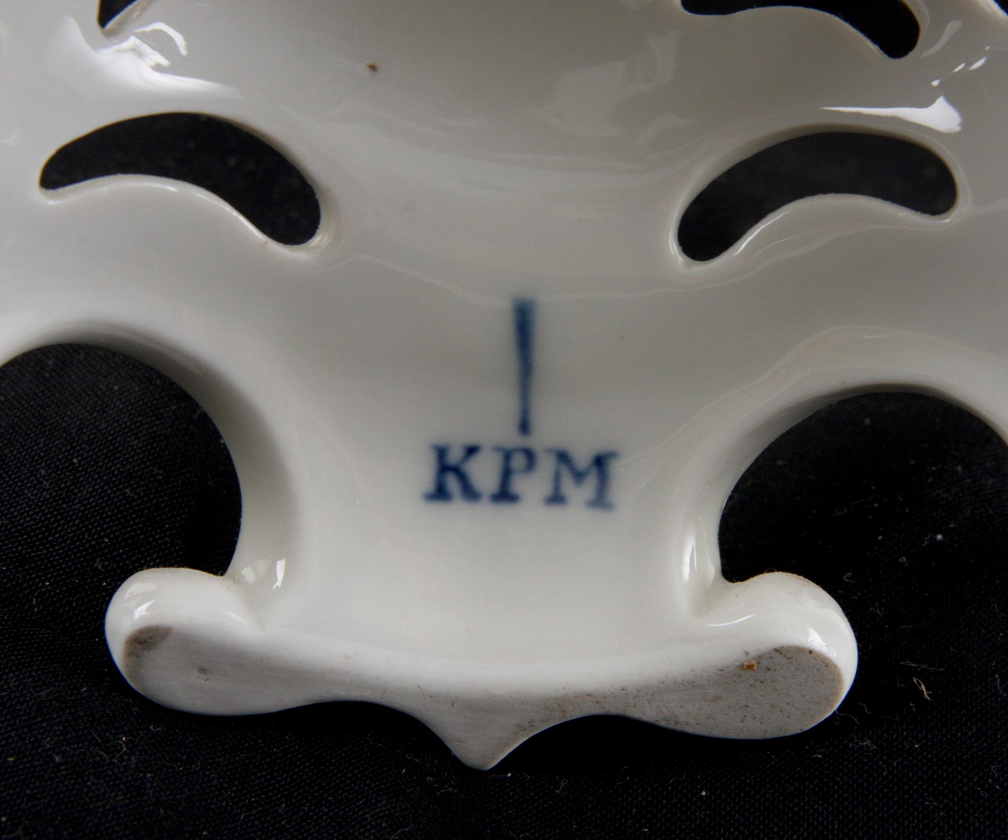 GALLERSKÅL PÅ FOT, porslin. KPM, senempire, 1800-tal.
