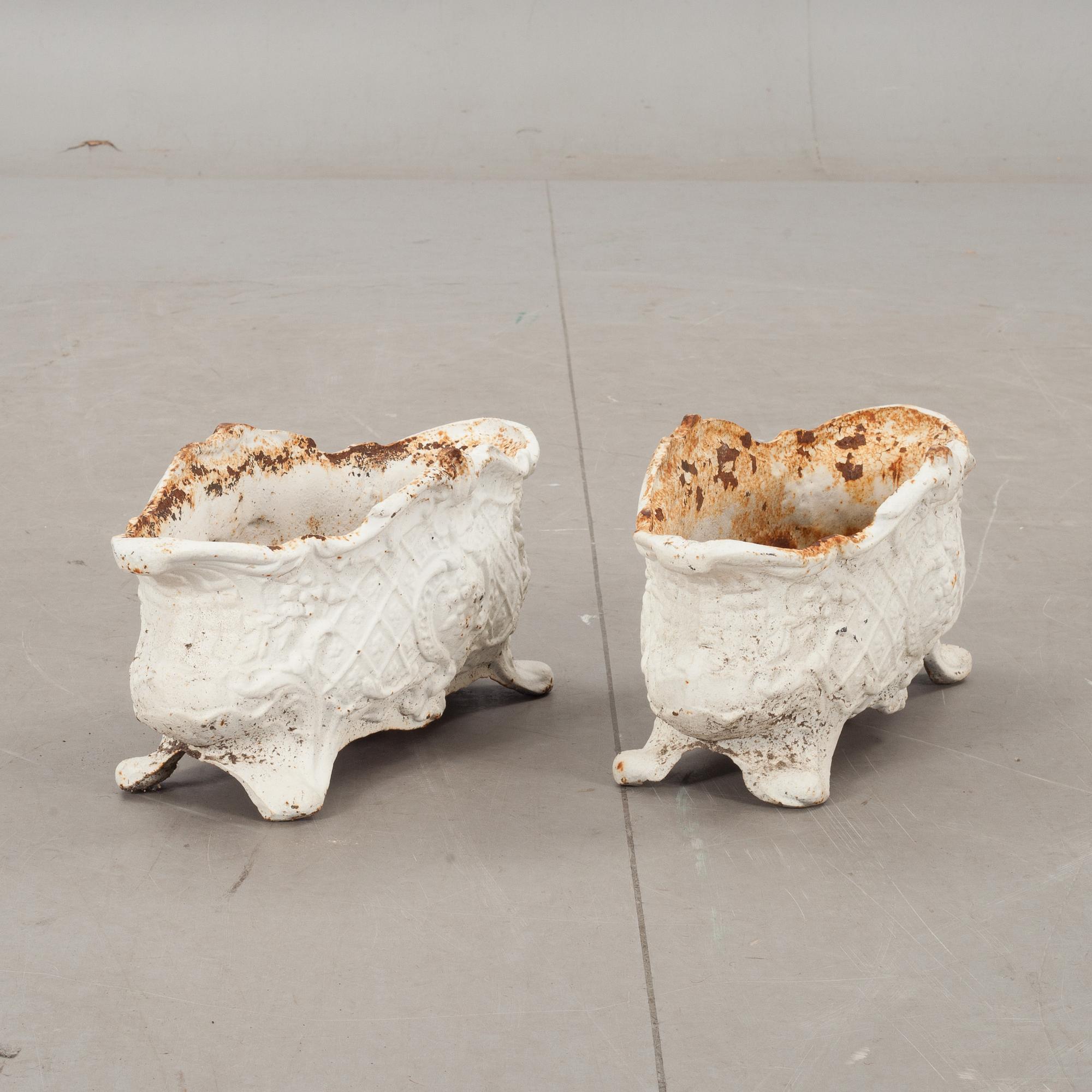 URNOR/JARDINJÄRER, ett par, gjutjärn, 1900-tal.