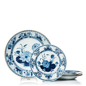 596. A blue and white dish and four plates, Qing dynasty, Kangxi (1662-1722).