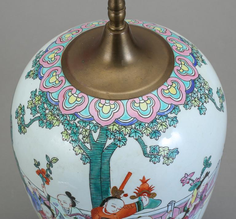 BORDSLAMPA, porslin, Kina, 1900-tal.