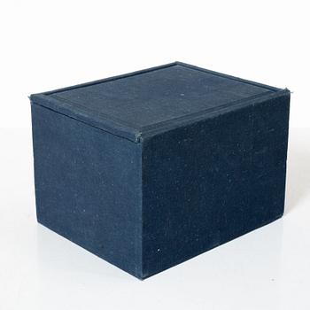 A Chinese blue and white porcelain jar with cover, Ming dynasty (1368-1644).