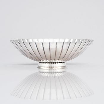 Sigvard Bernadotte, skål, "Jordbaerset / Jordgubbsskålen" Firma Georg Jensen, Köpenhamn 1945-77, design nr 856A, sterling.