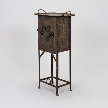 Barskåp / sidobord, koppar, 1900-talets början.