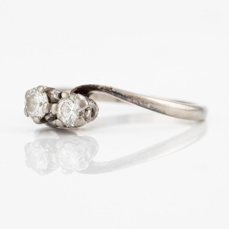 Ring, sk, syskonring, 18K vitguld med två briljantslipade diamanter.