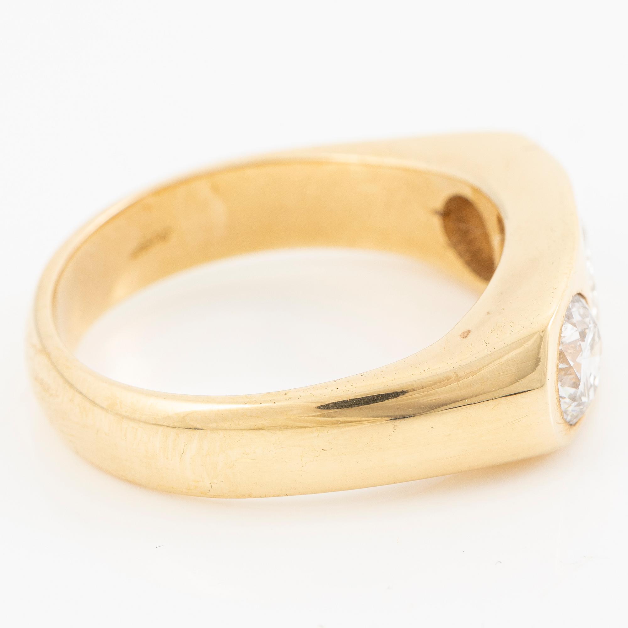 Ring in 18K gold with three brilliant-cut diamonds.