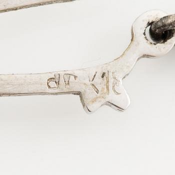 Necklace with graduated cultured pearls, with a clasp in 18K white gold set with an emerald.