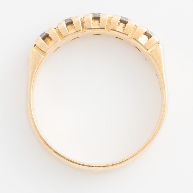 Alliansring 18K guld med runda briljantslipade diamanter.