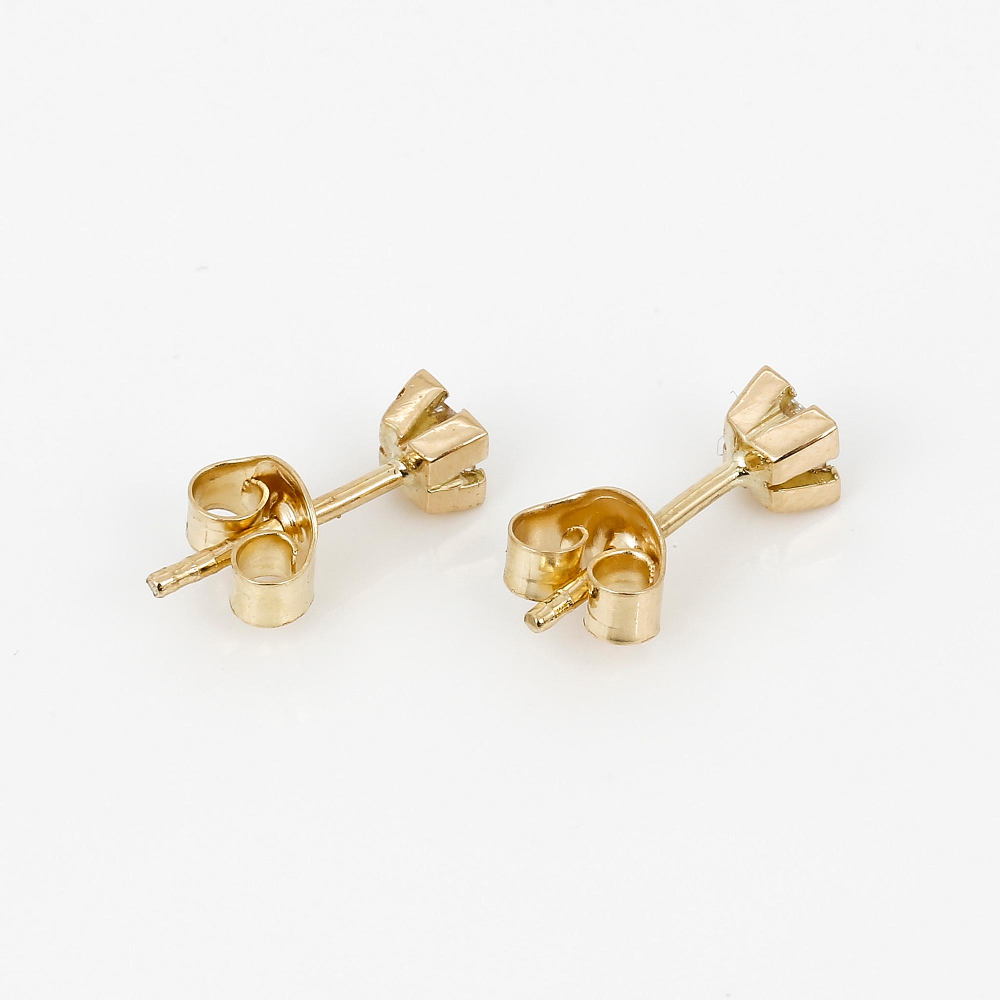 ÖRHÄNGEN, ett par, 18K guld med prinsessslipade diamanter, tot ca 0,20 ct. Total vikt ca 1,02 g.
