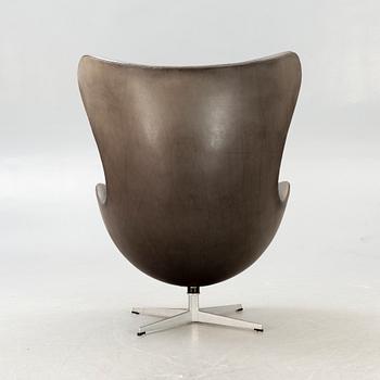 An Arne Jacobsen, aluminium and leather armchair, "Ägget" for Fritz Hansen designed in 1958.