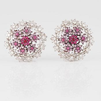 ÖRHÄNGEN, 18K vitguld med briljantslipade diamanter ca 2.10 ct, rubiner 0.70 ct samt rosa safirer ca 1.10 Vikt 9,9 g.