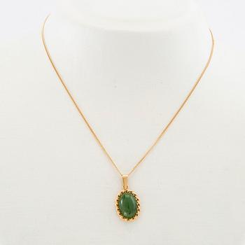 Necklace 18K gold with cabochon-cut jade.