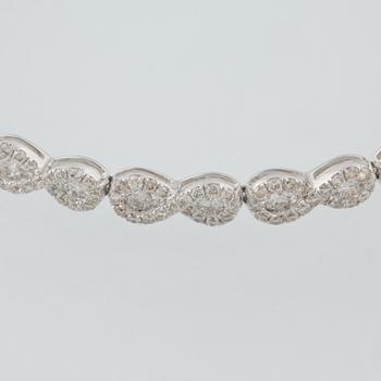 ARMBAND, 18K vitguld med 357 briljantslipade diamanter, 4.14 ct. Vikt 12,2 gram.