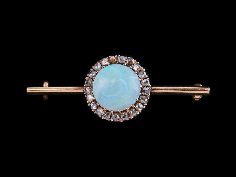 BROSCH, opal ca 2.5 ct, rosenslipade diamanter ca 0.2 ct.
C.G. Hallberg Stockholm 1875. Vikt 5 g.