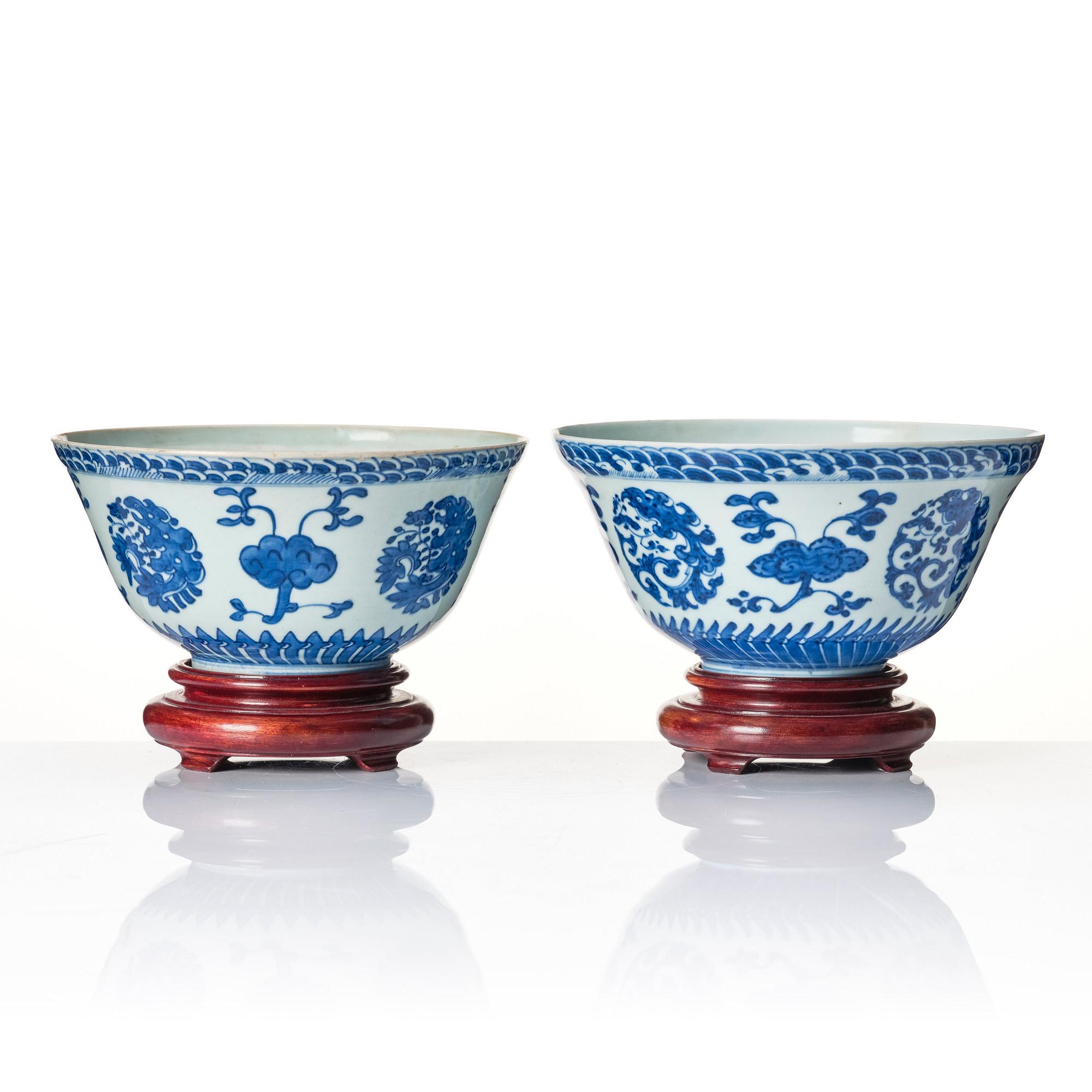 A matched pair of blue and white bowls, Qing dynasty, 19th century.