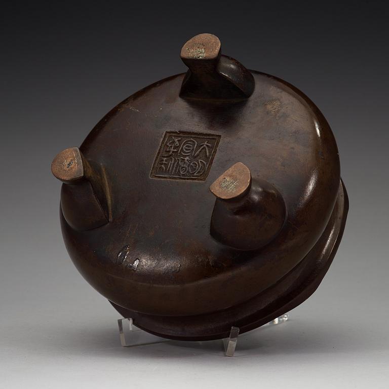 A bronze tripod censer, Ming dynasty (1368-1644).