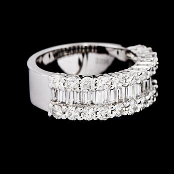 RING, 18k vitguld med briljant och baguettslipade diamanter, 2.06 ct. Vikt 9,2 g.
