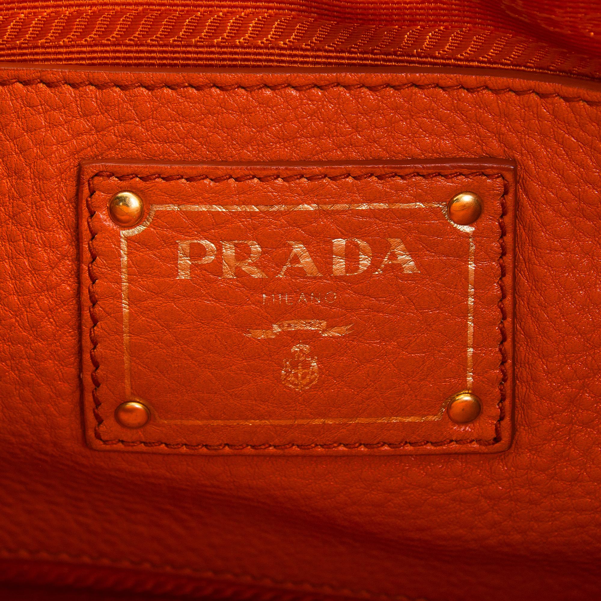 Prada, a 'Vitello Daino Tote' bag.
