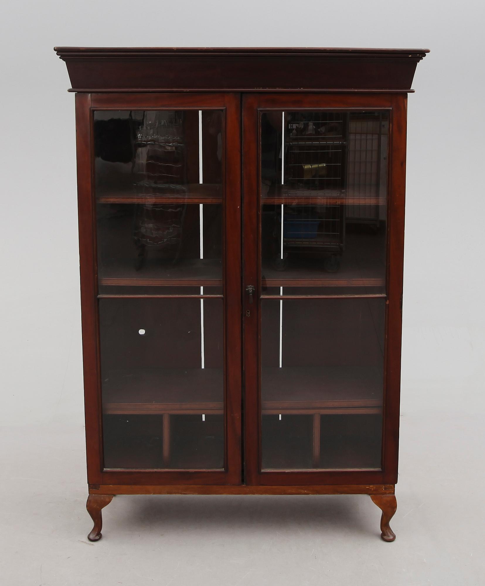 BOKSKÅP, England, 1900-talets första hälft.