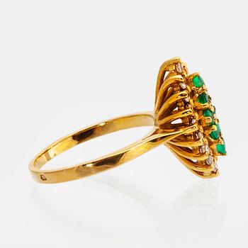 RING 18k gold emeralds and brilliant-cut diamonds approx 0,15 ct in total.