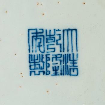 VAS, porslin. Qing dynastin, 1800-tal, med Qianlongs sigillmärke.