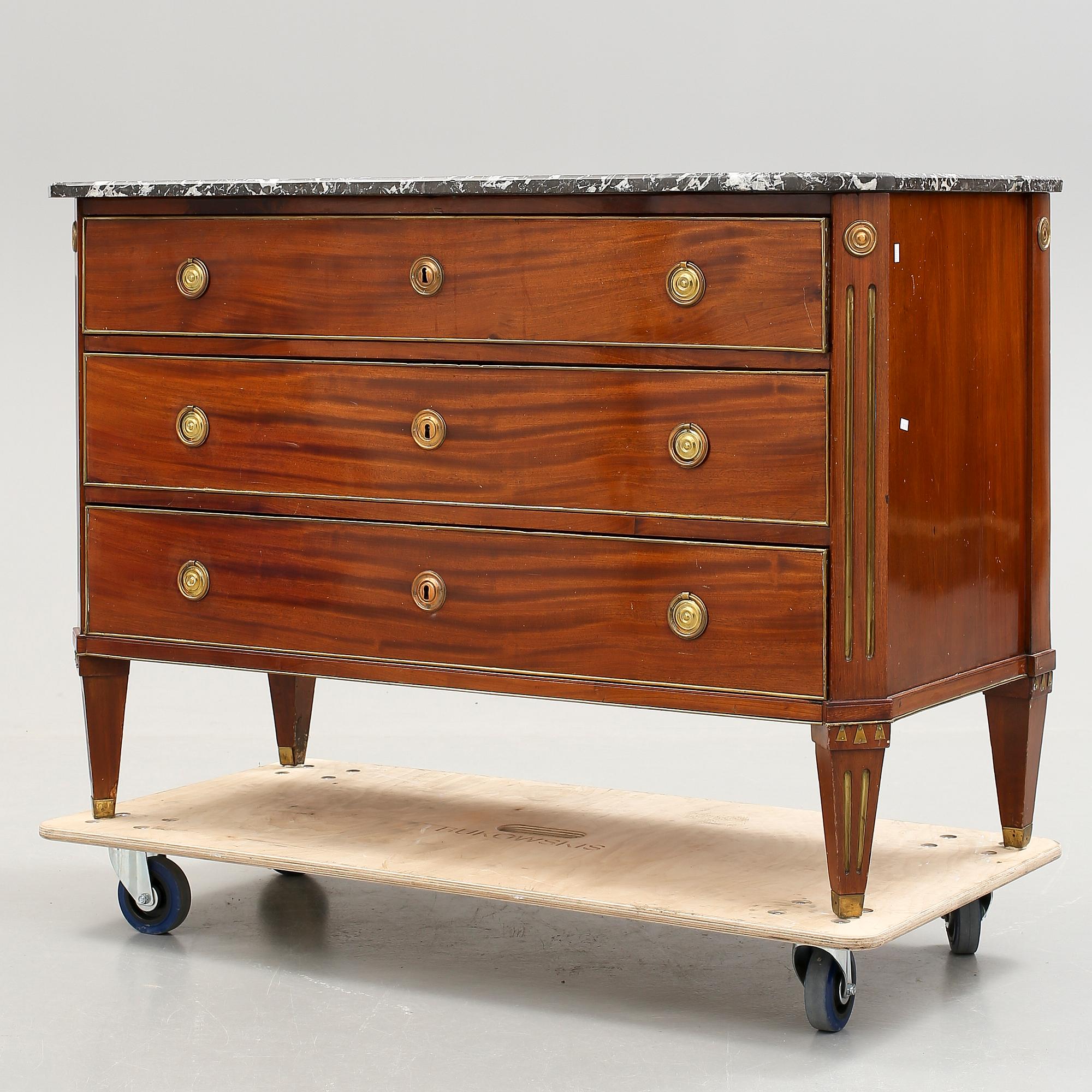 BYRÅ, sengustaviansk, omkring 1800.