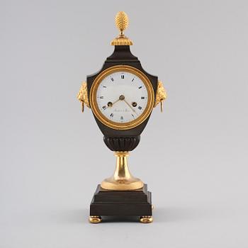 BORDSPENDYL, empire, förgylld och patinerad brons, Barbieri à Paris, 1800-talets första hälft.
