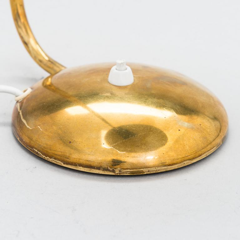 A mid 20th century '2433' table lamp for Valinte.