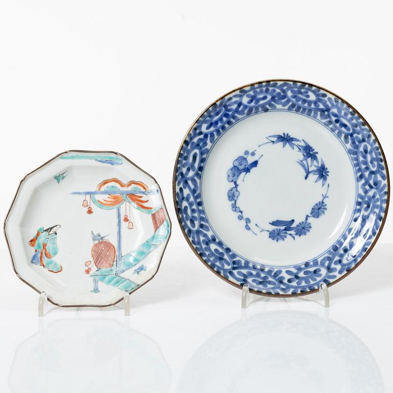 Sju assietter, litet fat samt flaska, porslin, Japan, 1800-/1900-tal.