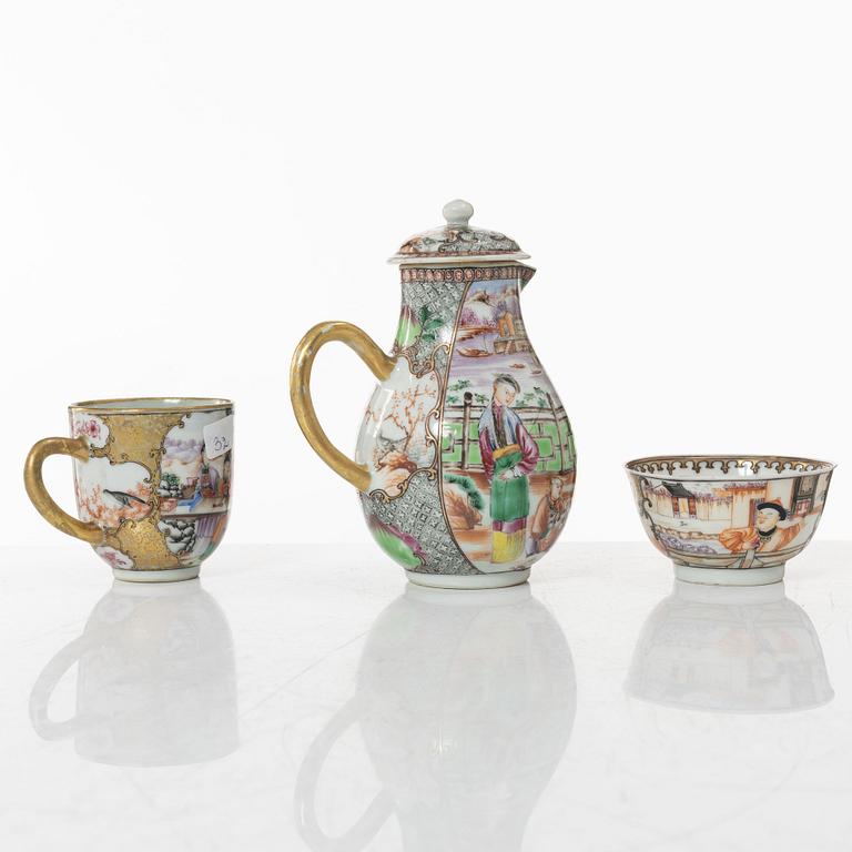 A Chinese export porcelain creamer with cover and two cups, Qing dynasty, 18th century.