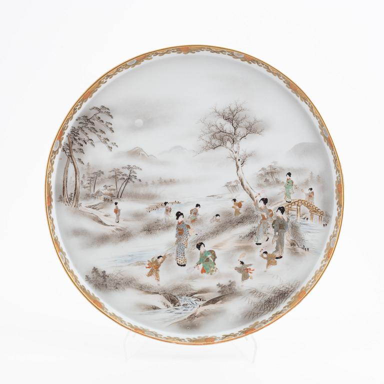 A large Japanese Satsuma porcelain tray or dish, Meiji-period (1868-1912).