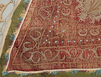 ANTIQUE HORSE COVER, PROBABLY INDIA. 127 x 123-184 cm.
