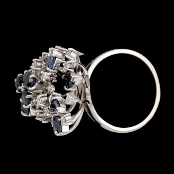 RING, 18k vitguld med olika slipade safirer och åttkantsslipade diamanter. Tot vikt 8,1g.