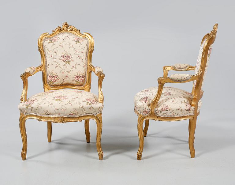 KARMSTOLAR, ett par, Louis XV-stil, omkring 1900-talets mitt.