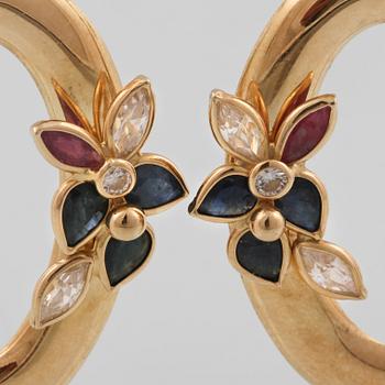 ÖRHÄNGEN, 18K guld med briljantslipade diamanter och fasettslipade safirer och rubiner, Vicenza, Italien. Vikt 8,0 gram.