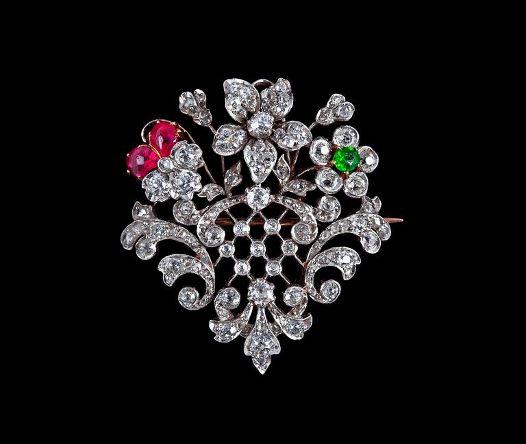 BROSCH, små diamanter med rubiner och smaragd. Ca 1915.
