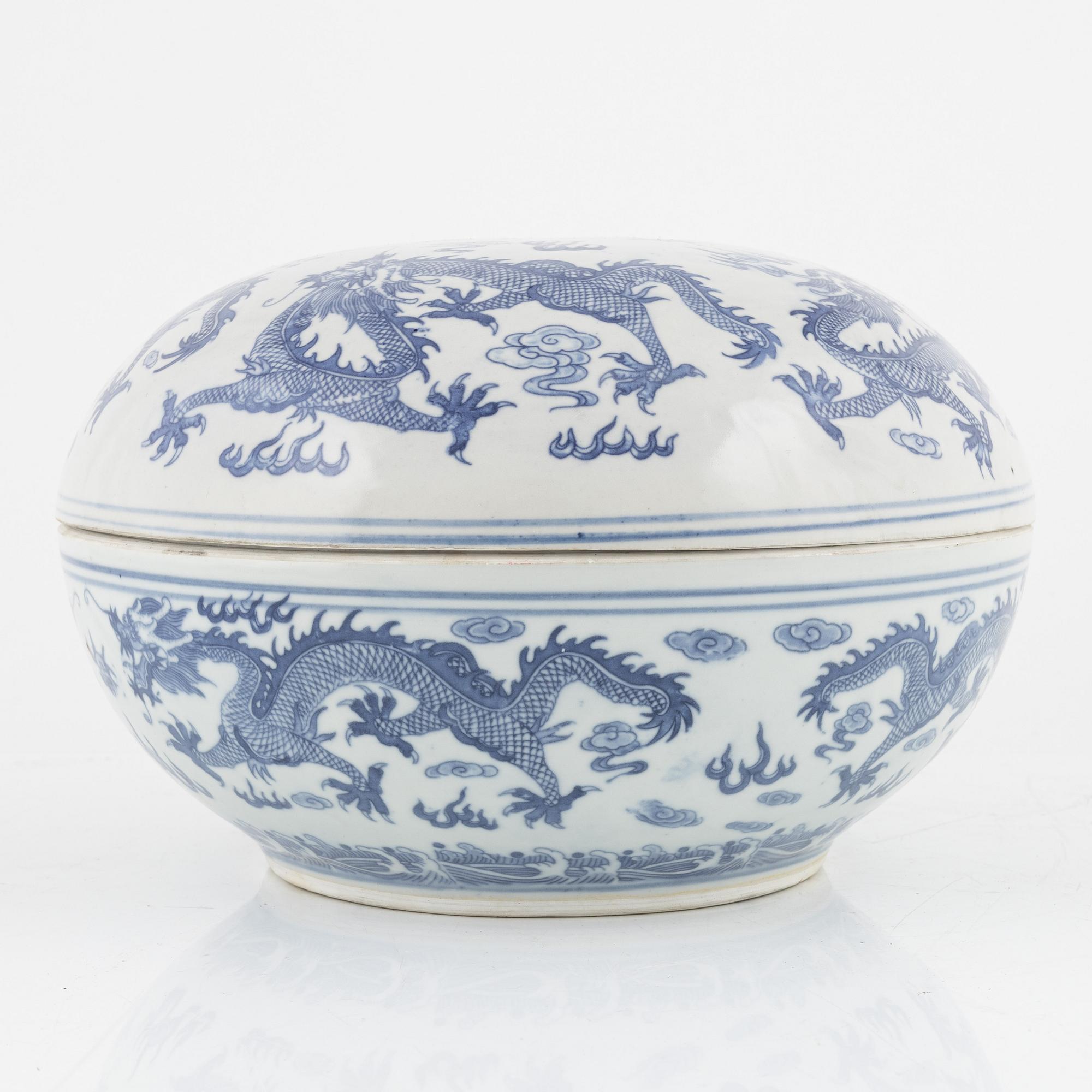 A blue and white box with cover, China, modern manufactory.