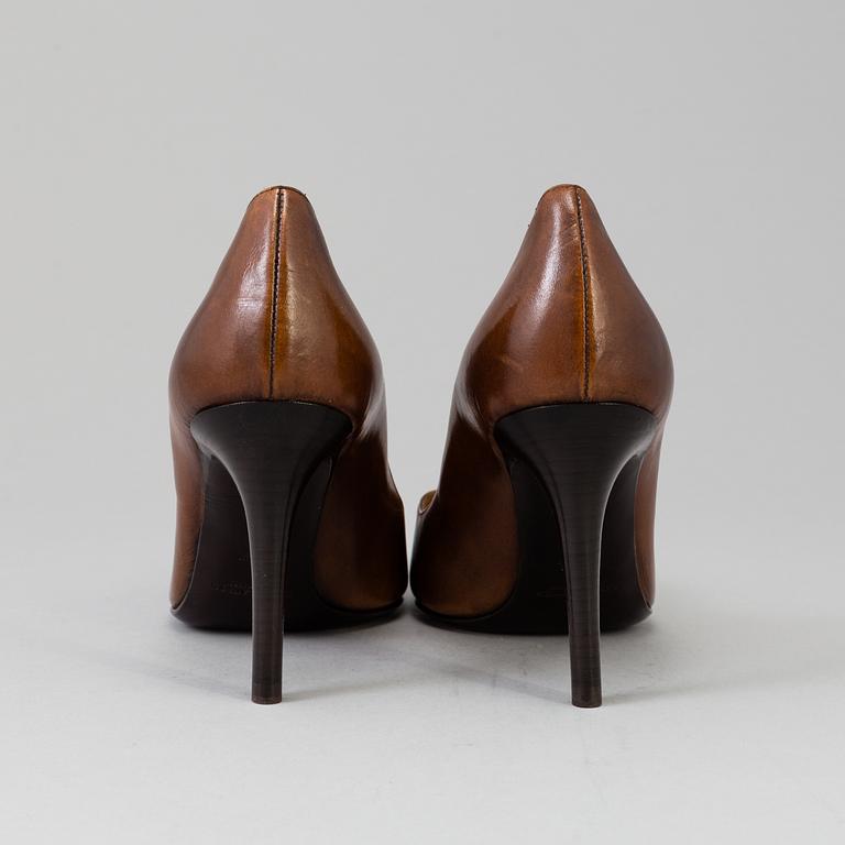 A pair of pumps by  Ralph Lauren, in size 39.