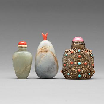 609. Three nephrite and agathe snuff bottles with stoppers, China and Tibet, late 19th Century.