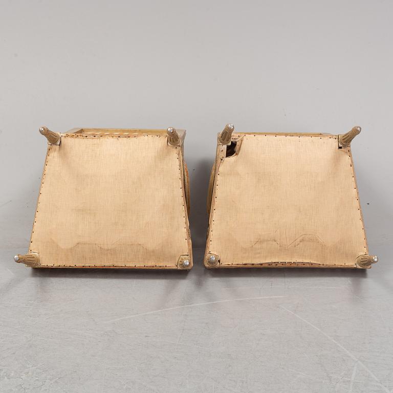 Karmstolar, ett par, Directoire-stil, omkring år 1900.