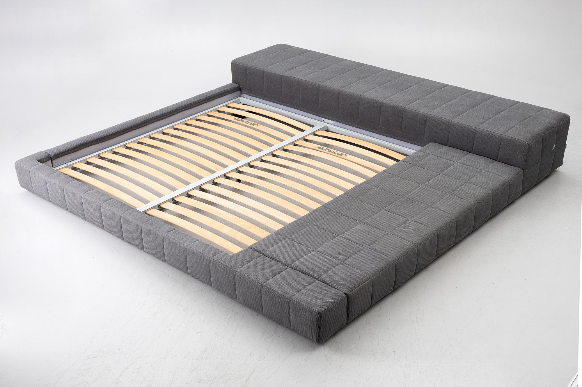 Giuseppe Viganò, a 'Squaring' bed, Bonaldo, Italy.