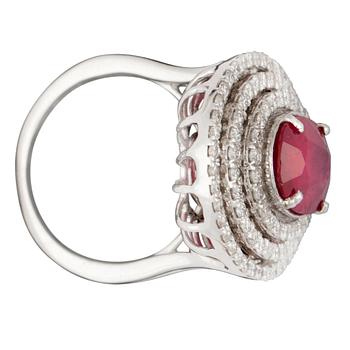 A RING, 18K white gold. Ruby 3.78 ct, and brilliant cut  diamonds, 1.36 ct. Size 17. Weight 9.0 g.