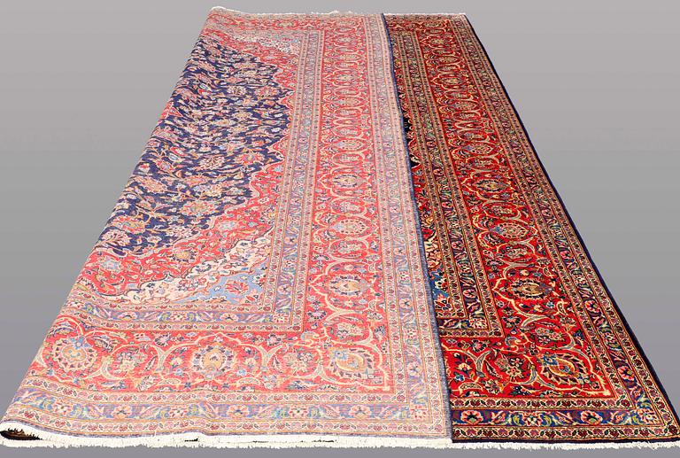 A CARPET, Kashan, ca 439 x 318 cm.