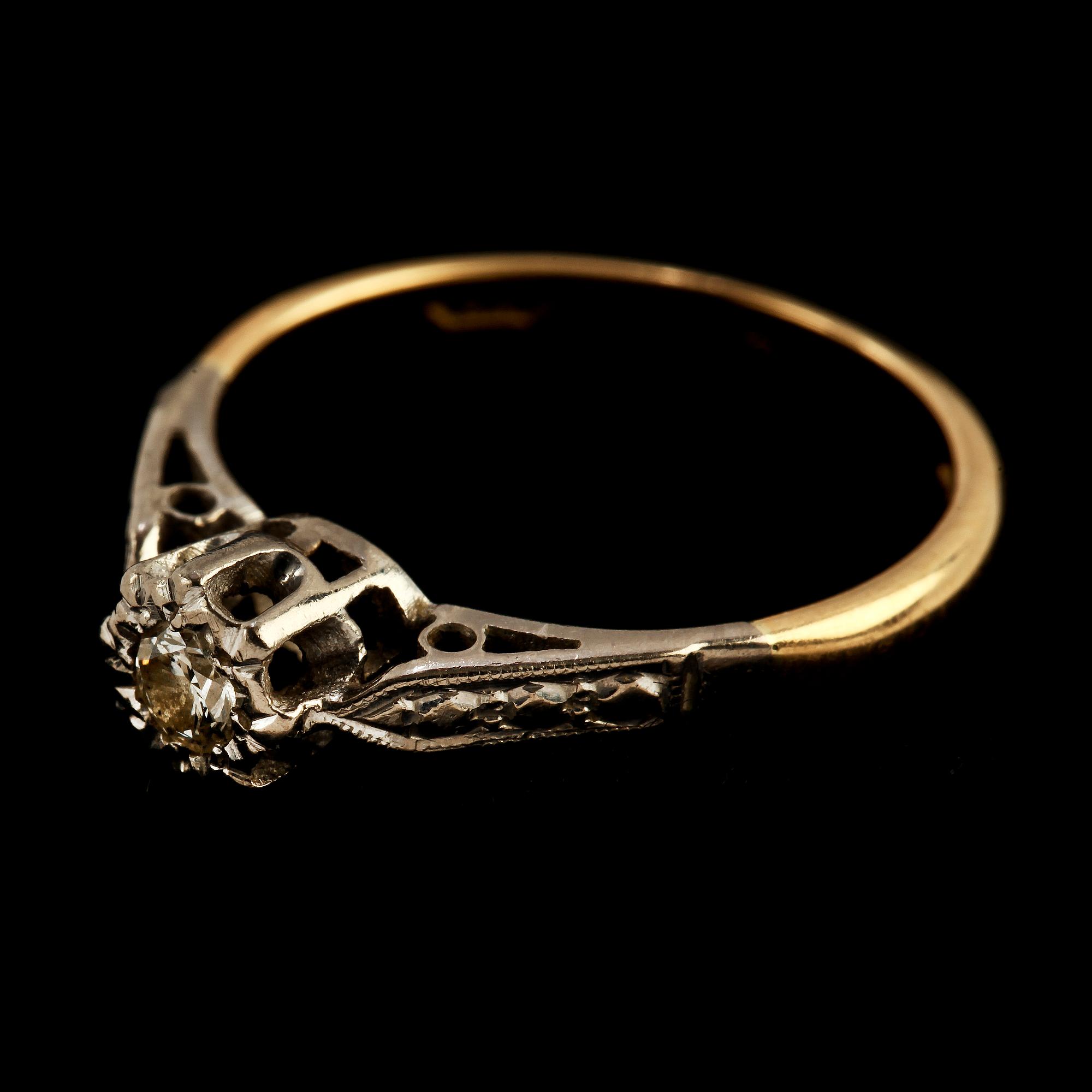 RINGAR, 2 st, 18k guld med diamanter, tot 0.25 ct. Vikt 6 g.