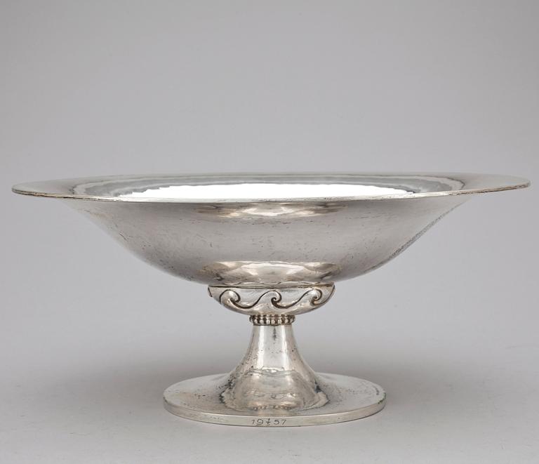 SKÅL PÅ FOT, silver, Bh Edlund, Stockholm, 1925. Vikt ca 478g.