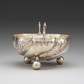 A Norwegian early 18th century silver bowl, unidentified makers mark FS, Trondheim/Møre c. 1700.