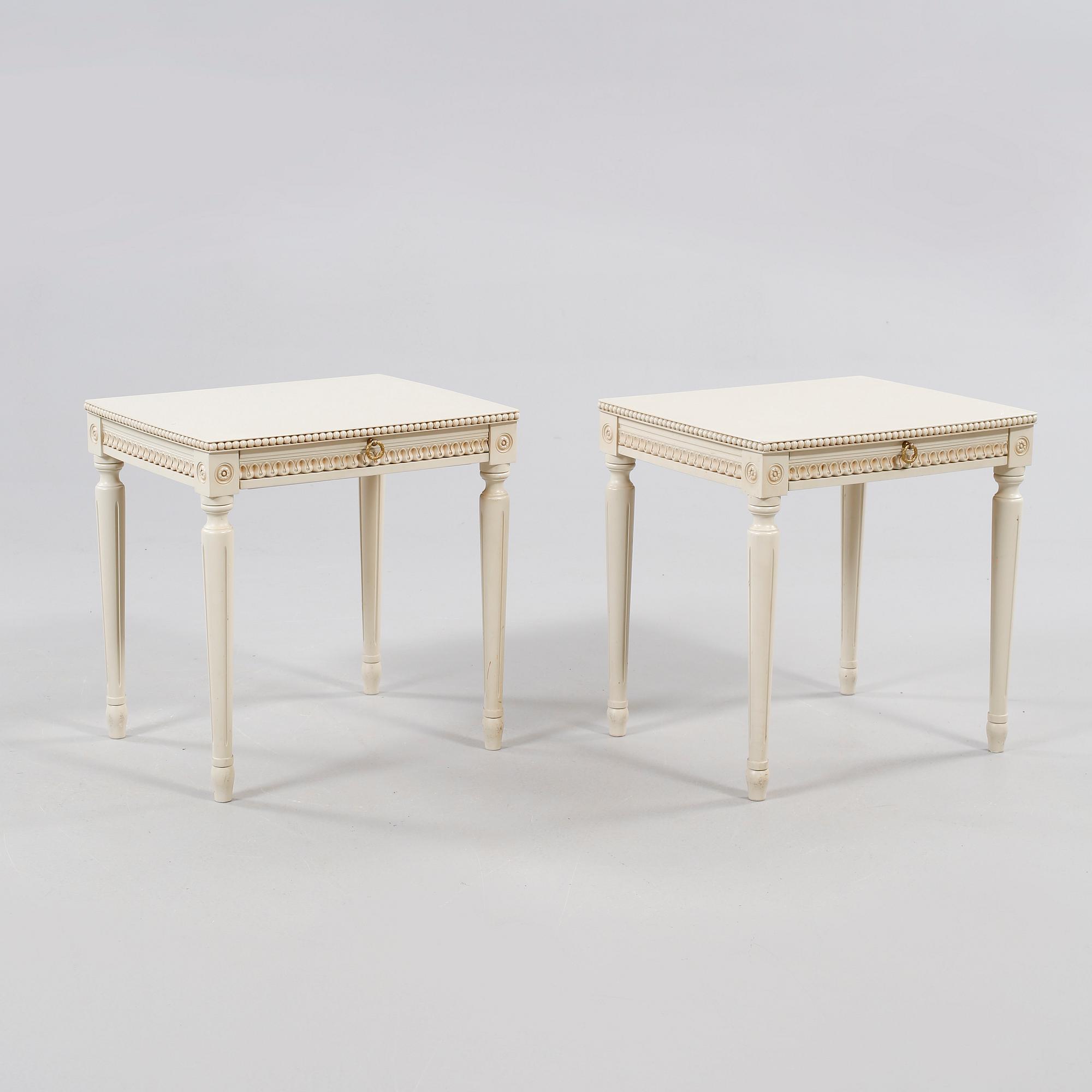 SÄNGBORD, ett par, gustaviansk stil, 1900-talets andra hälft.